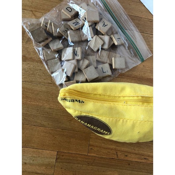 Bananagrams Crossword Family Fun Game Bananagram Word Play Used - Picture 3 of 5